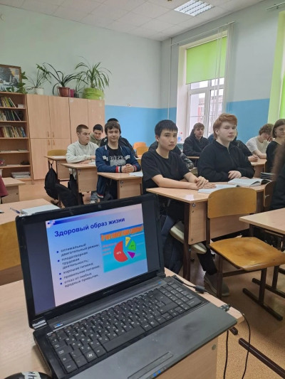 Быть здоровым — это модно: в 9 Б классе прошёл классный час о ЗОЖ