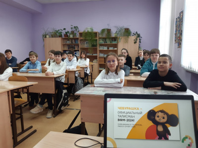 4 марта началось с поднятия флага и исполнения гимна РФ.